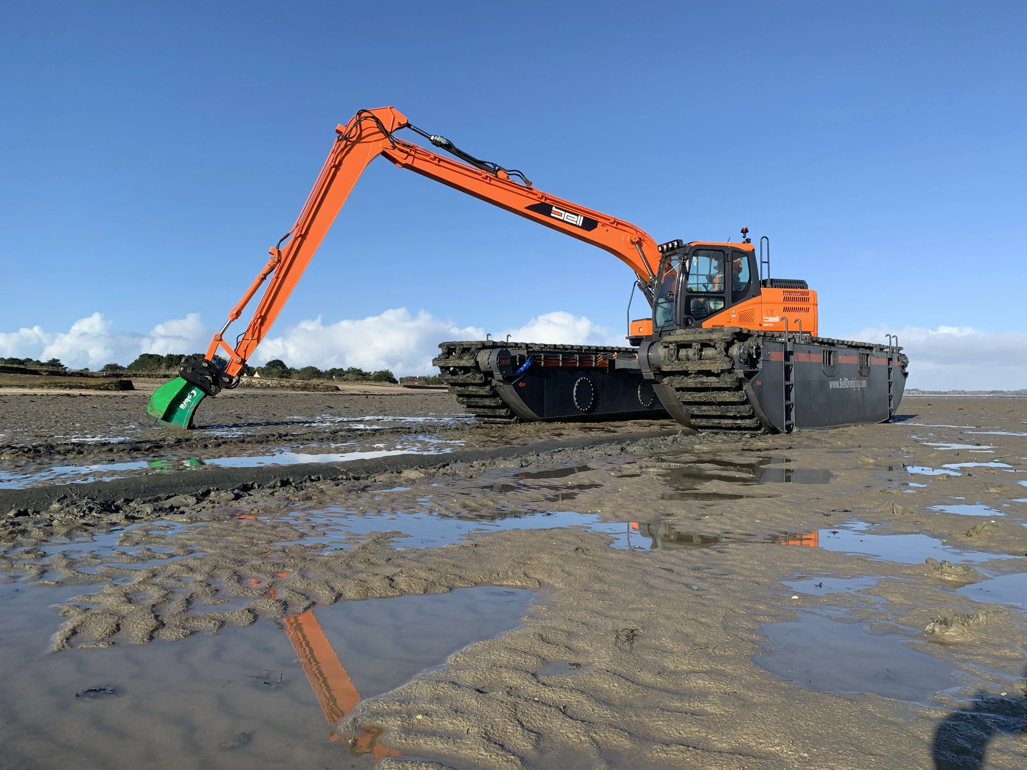 Amphibious-excavator- 12 14 ton bell Dredging Pumps