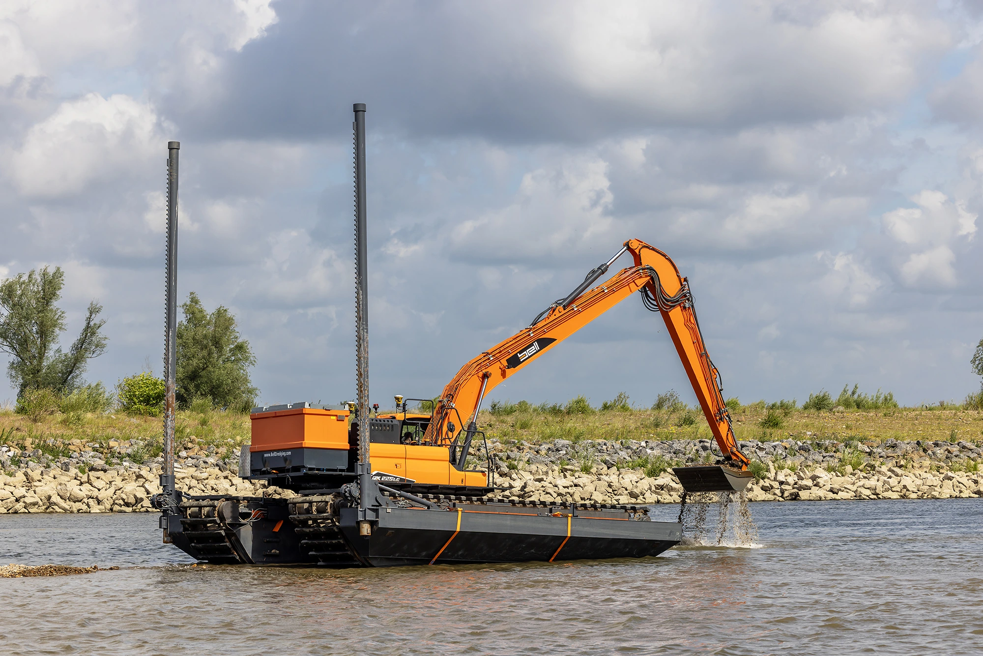 Bell Amphibious Excavator 200