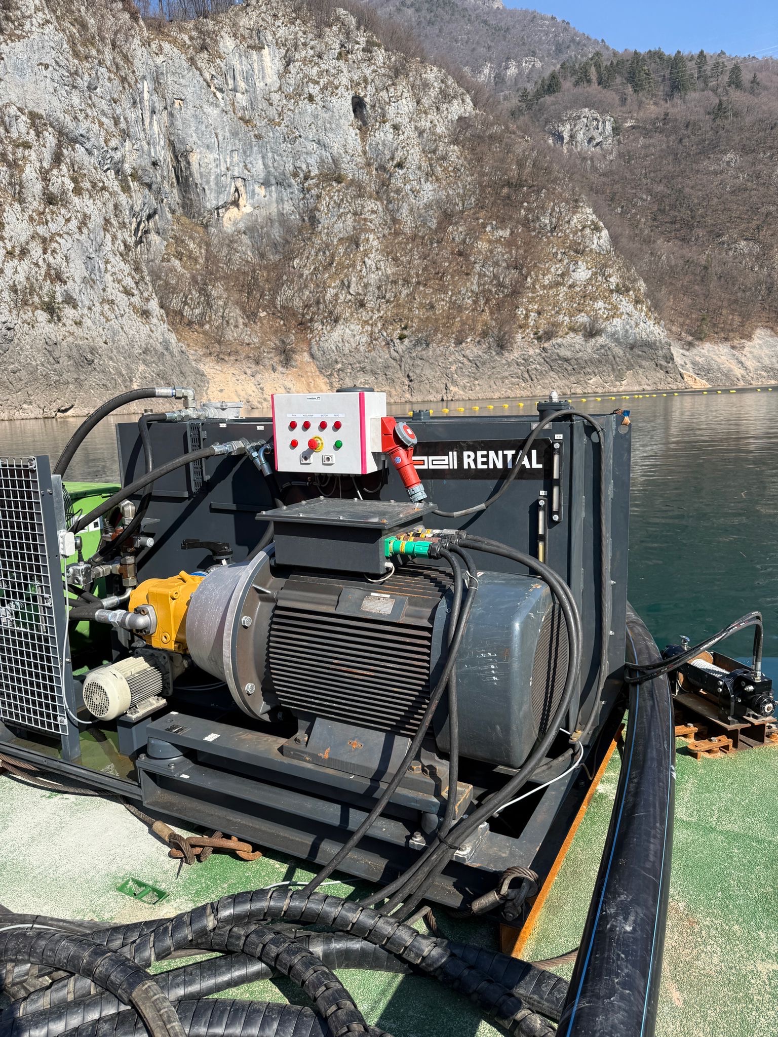Bell Dredging Pumps hydraulic powerpack drives a Bell 150 dredge pump