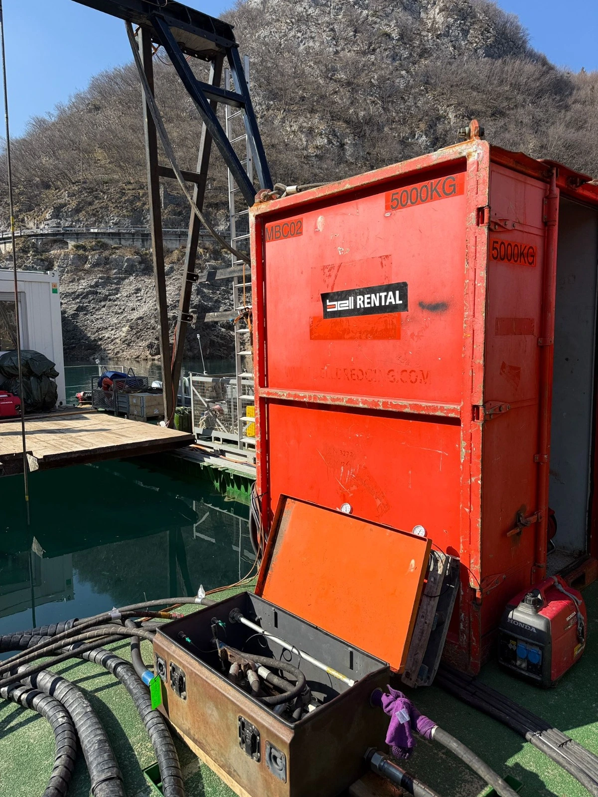 Bell Dredging Pumps hydraulic powerpack drives a Bell 150 dredge pump
